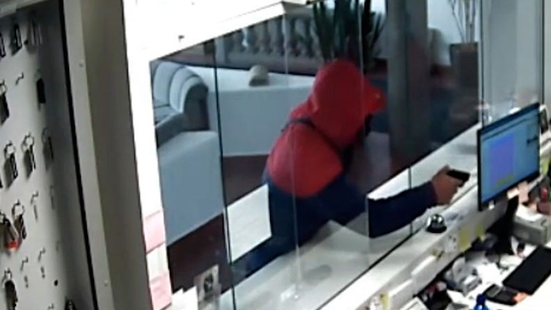 Policie zveřejnila video z ozbrojené loupeže v pražském hotelu